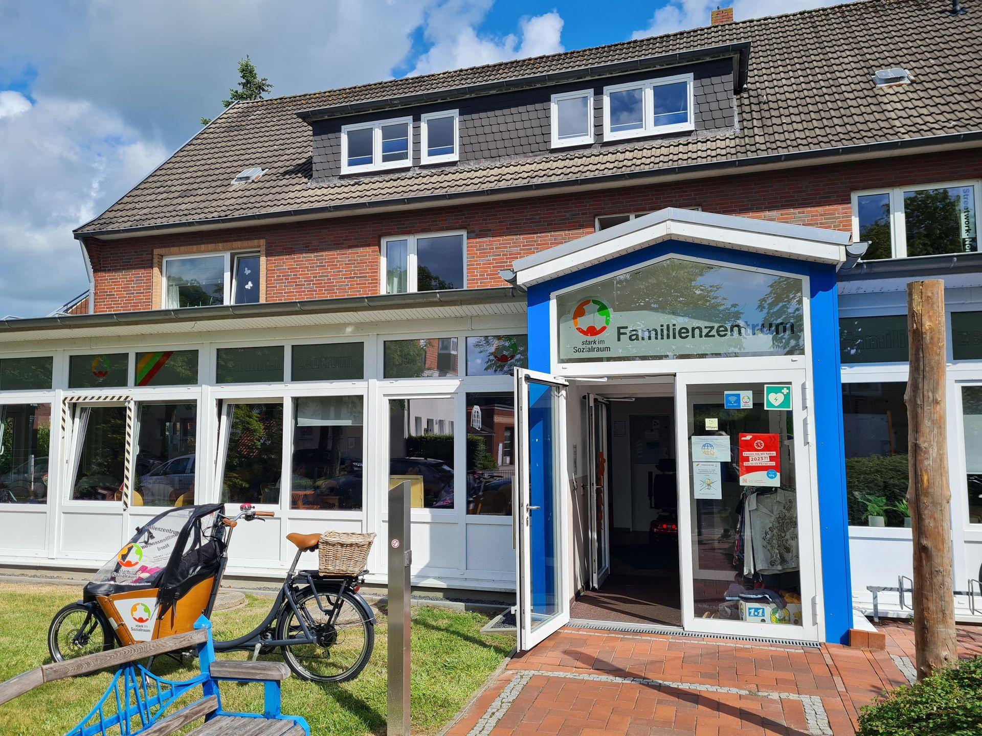 Das Bild zeigt in Frontalansicht den Eingang des Familienzentrum Nord. 