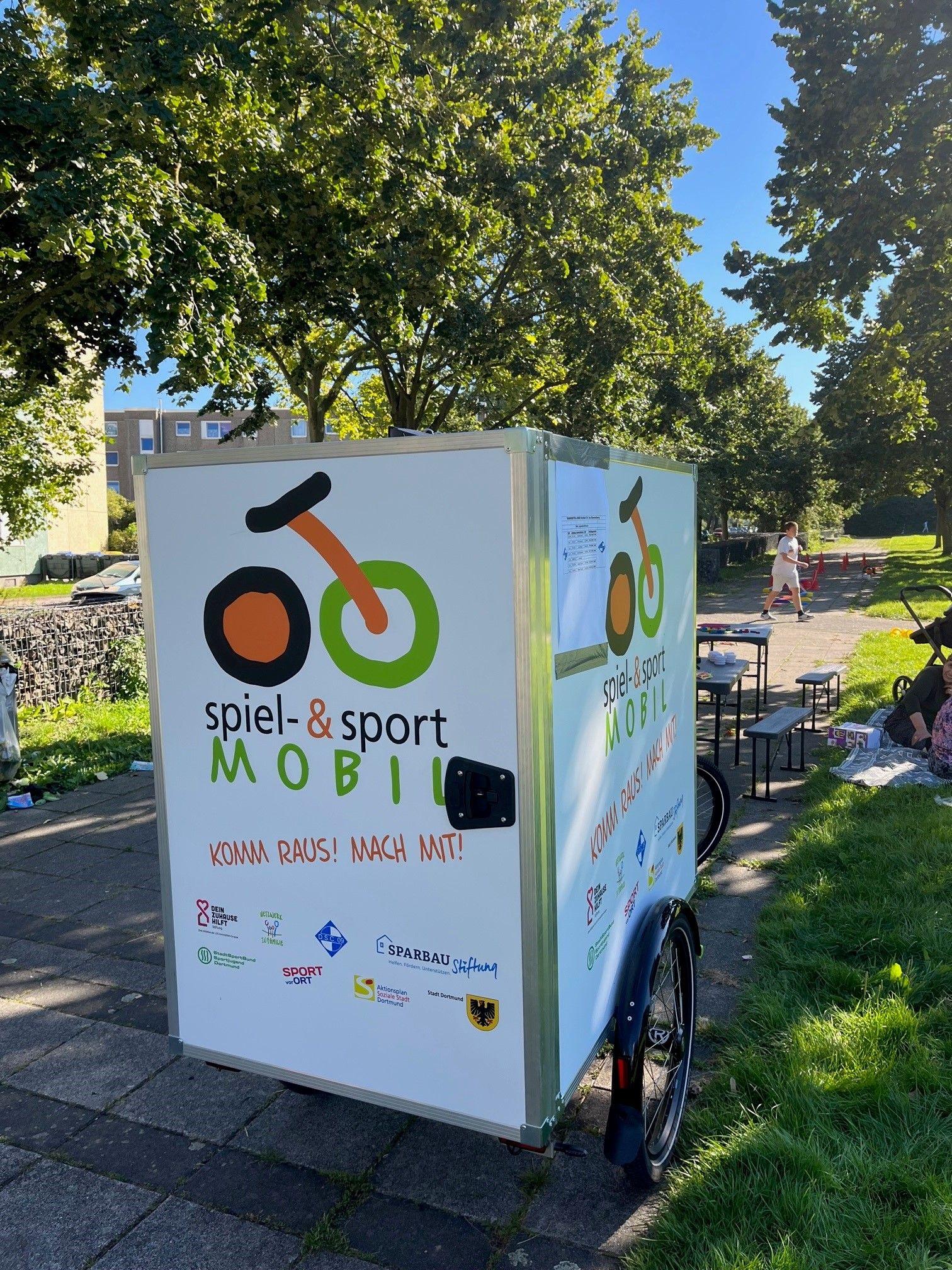 Das Lastenrad des Spiel- und Sportmobils in einem Park in Dortmund-Dorstfeld Das Lastenrad des Spiel- und Sportmobils in einem Park in Dortmund-Dorstfeld