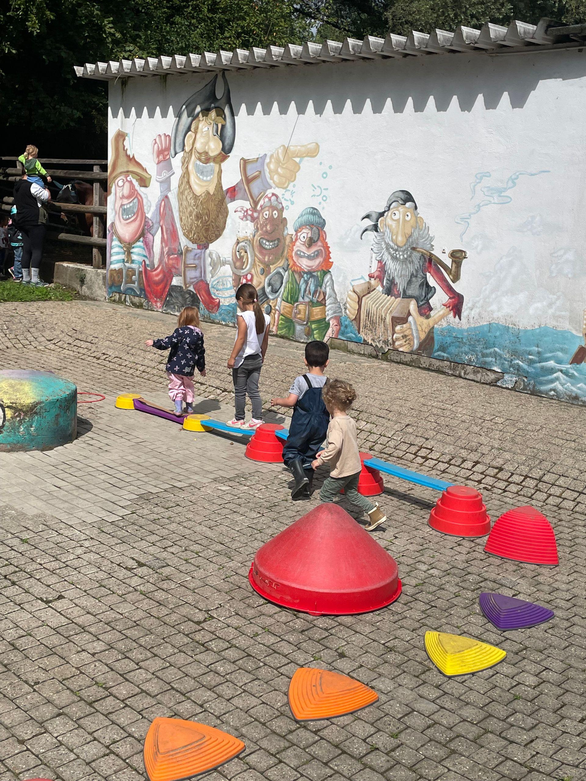 Kinder balancieren über eine Spielbrücke Kinder balancieren über eine Spielbrücke
