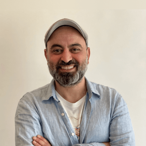 Erkan Hamutoglu verschränkt die Arme vor dem Körper und lächelt in die Kamera. Erkan Hamutoglu verschränkt die Arme vor dem Körper und lächelt in die Kamera.