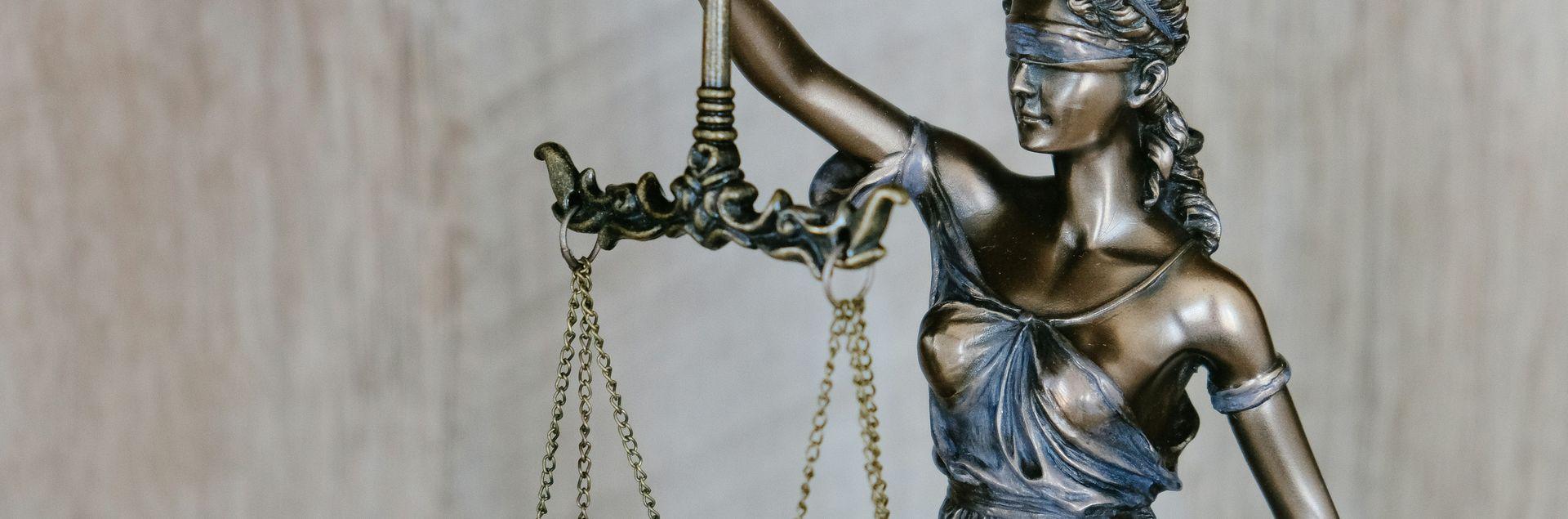 Figur von Justitia hält Ihre Wage in den Händen Figur von Justitia hält Ihre Wage in den Händen